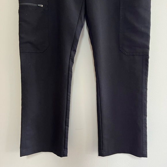 FIGS Men's Cairo Cargo Scrub Pants in Black, Large/Short - Picture 7 of 10